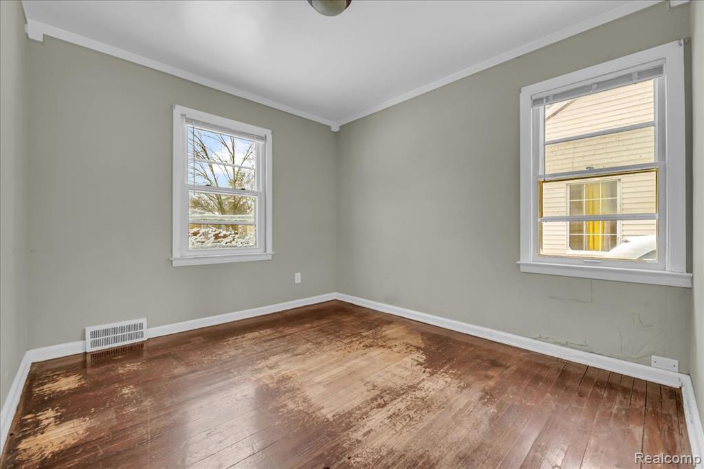 18981 Kenosha Street, Harper Woods, MI 48225 — Photo 9