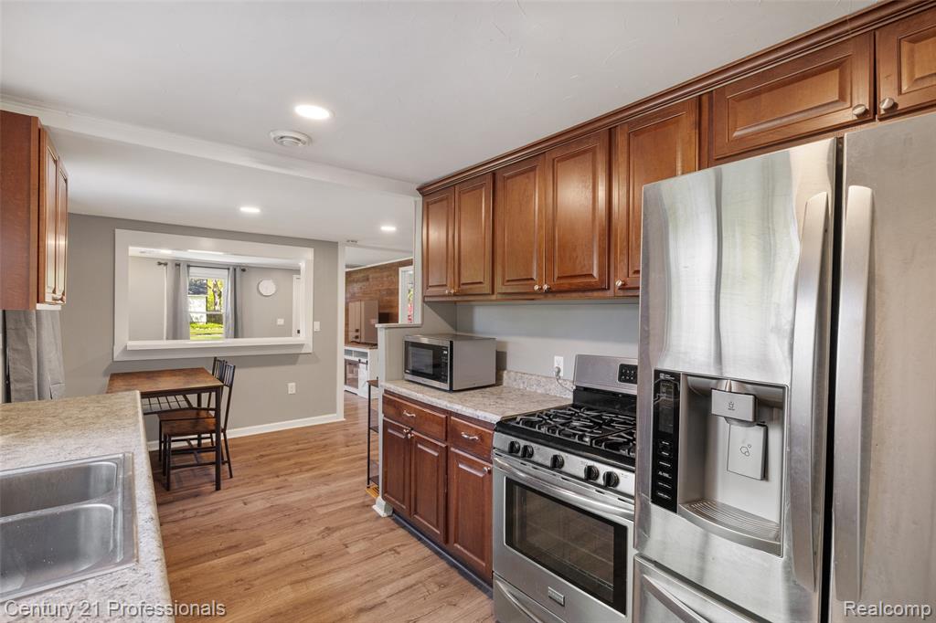 2830 Deland Road, Waterford, MI 48329 — Photo 8