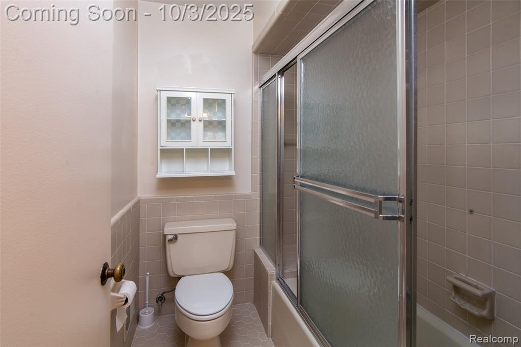 5130 Lake Bluff Rd, West Bloomfield, MI 48323 — Photo 24