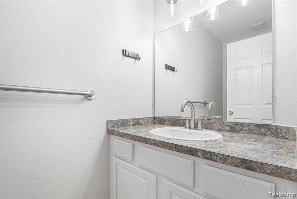 855 DRAKESHIRE Drive, Walled Lake, MI 48390 — Photo 18