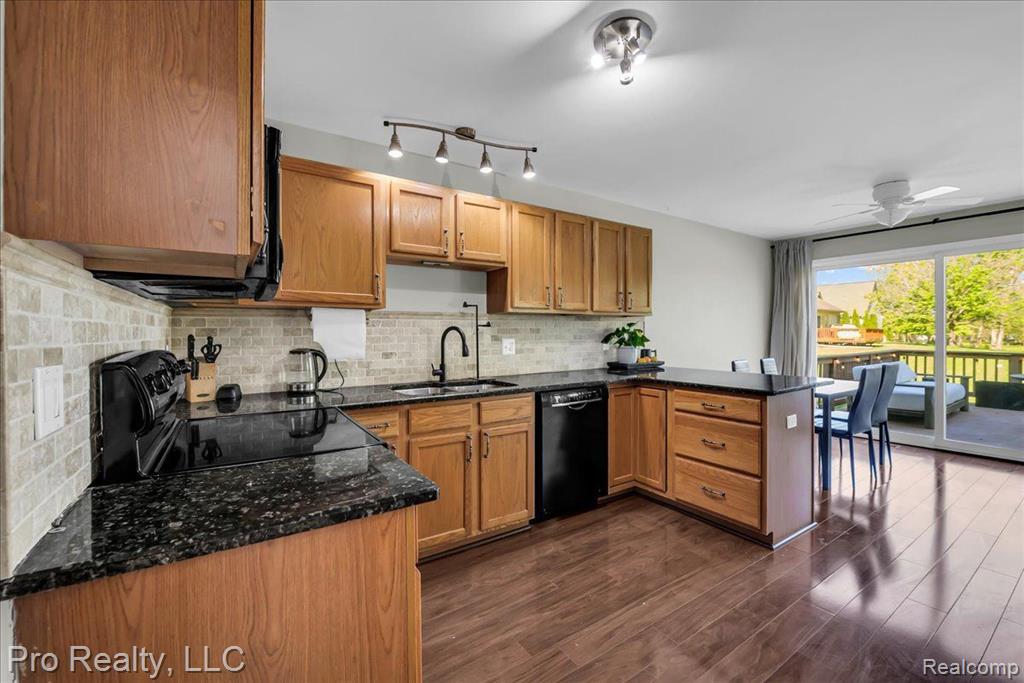 863 CALPERNIA, Wixom, MI 48393 — Photo 8