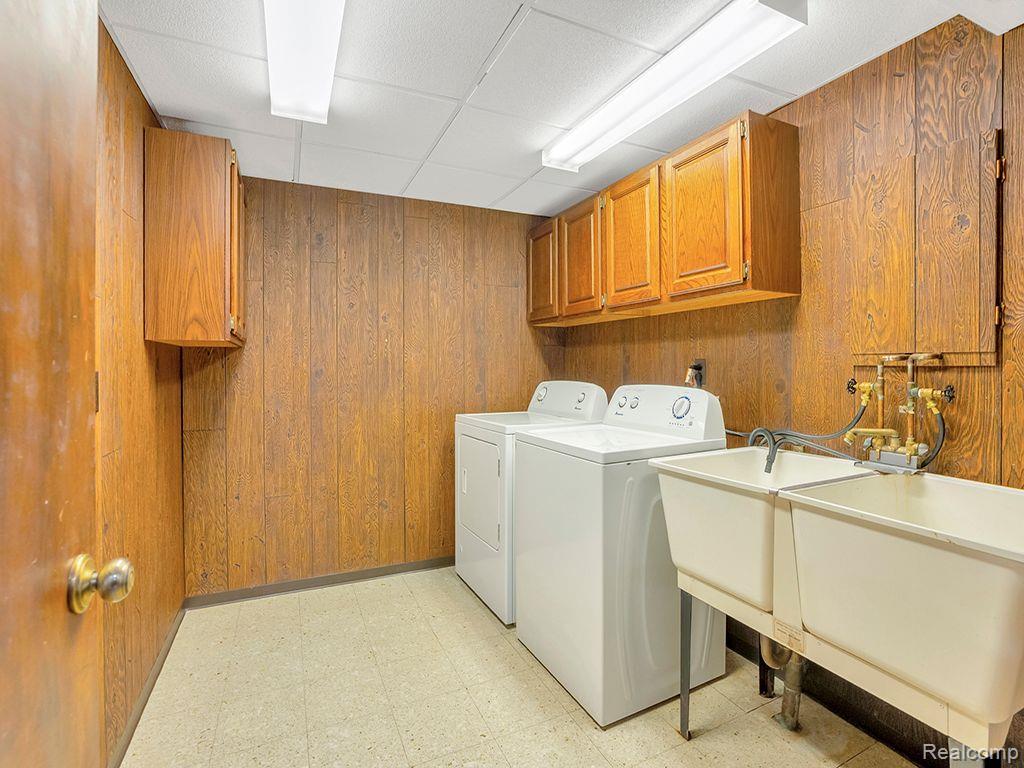 3092 LINDENWOOD Drive, Dearborn, MI 48120 — Photo 32