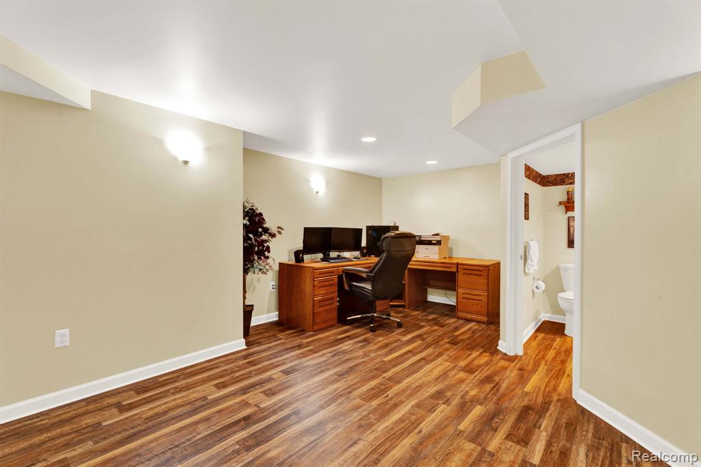 8155 Parkside Drive, Westland, MI — Photo 47