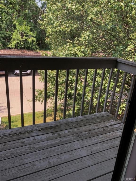 35471 HICKORY WOODS DR, Clinton Twp, MI 48035 — Photo 9