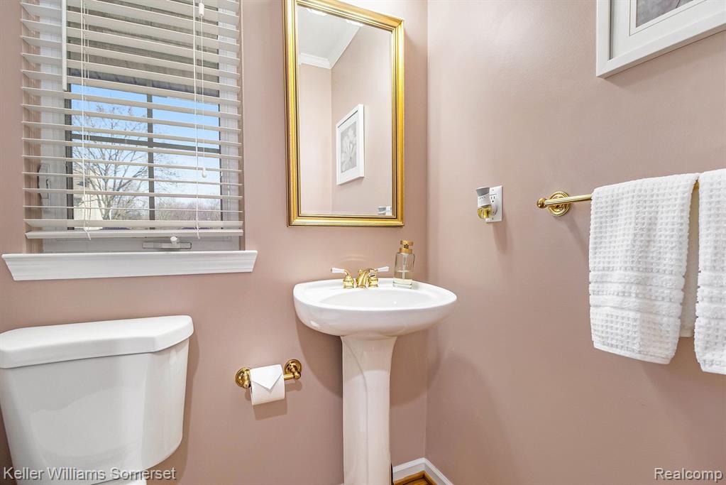 6955 WESTPOINTE Drive, Troy, MI 48085 — Photo 12