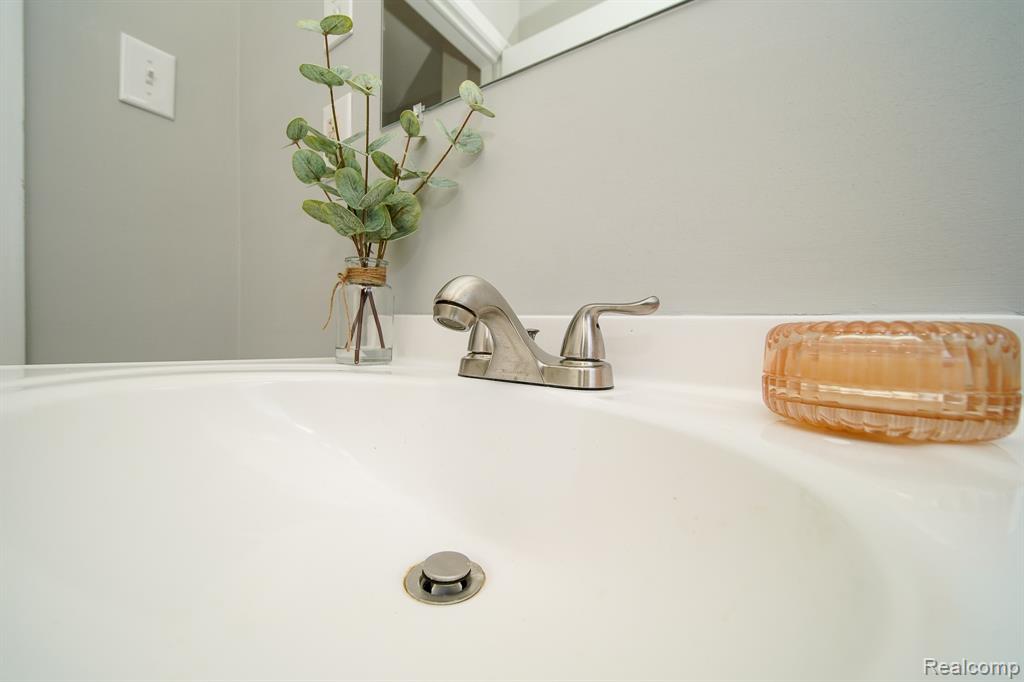 750 E Hayes Avenue, Hazel Park, MI 48030 — Photo 33