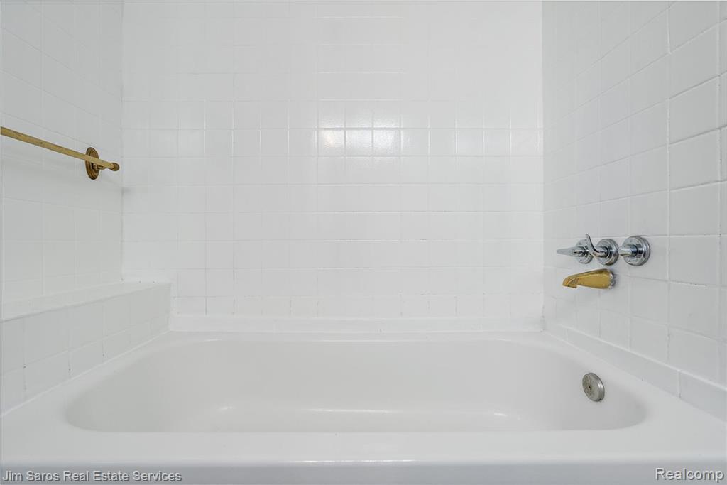 9417 E OUTER Drive, Detroit, MI 48213 — Photo 20