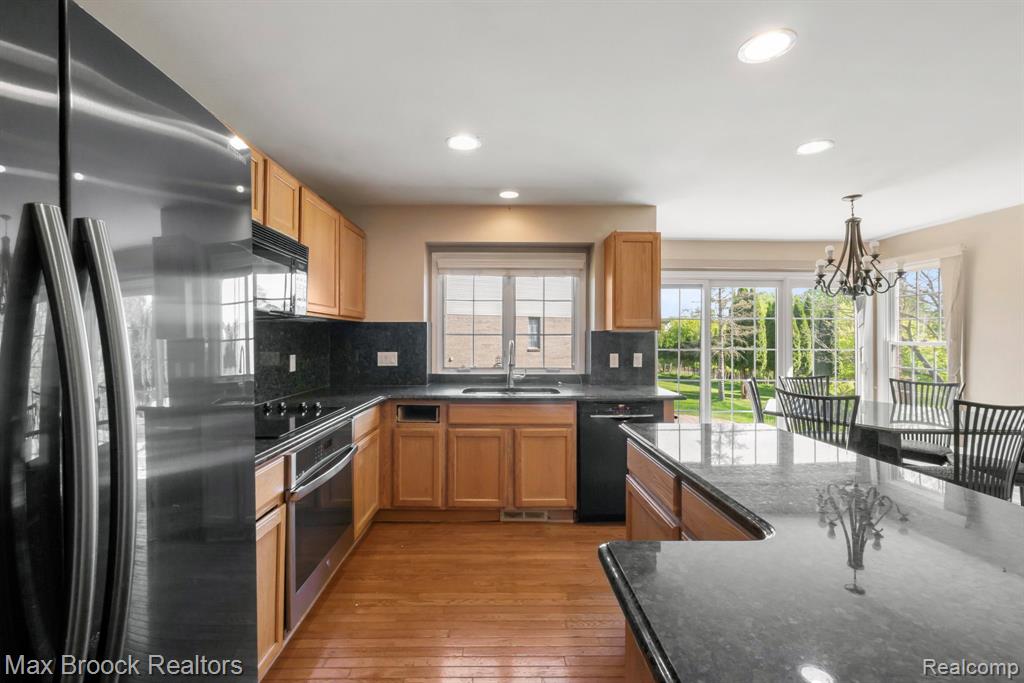 7657 Windgate Circle, West Bloomfield, MI 48323 — Photo 18