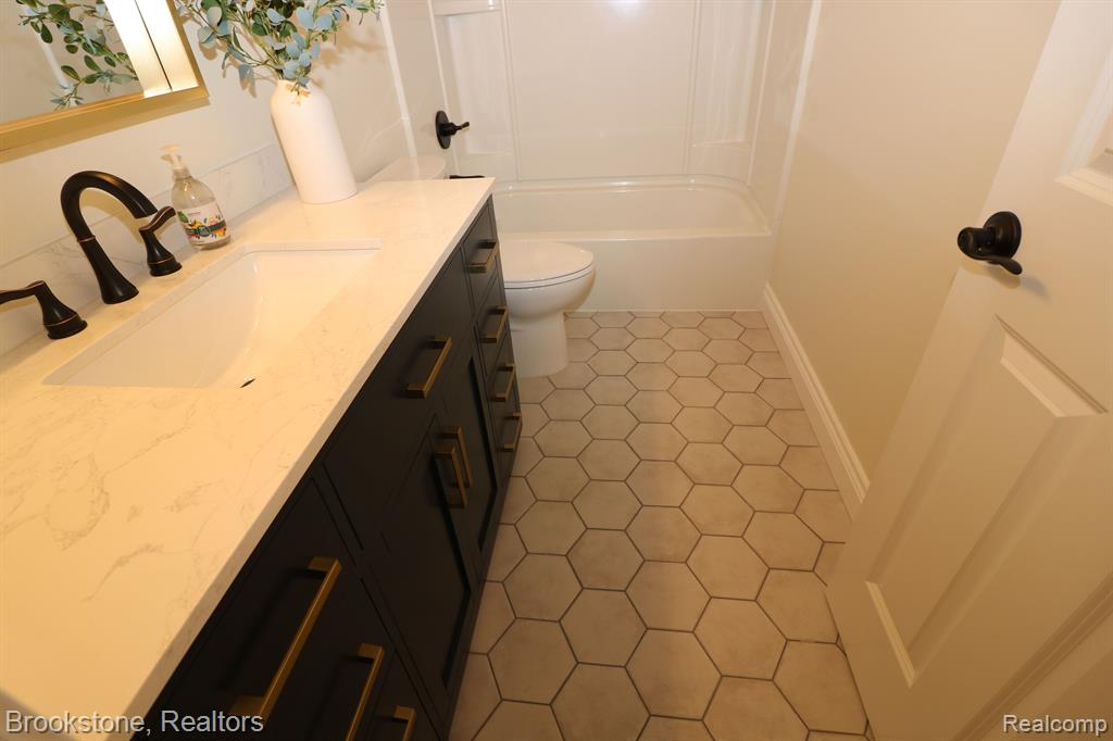 395 GENEVA Court, Howell, MI 48855 — Photo 19