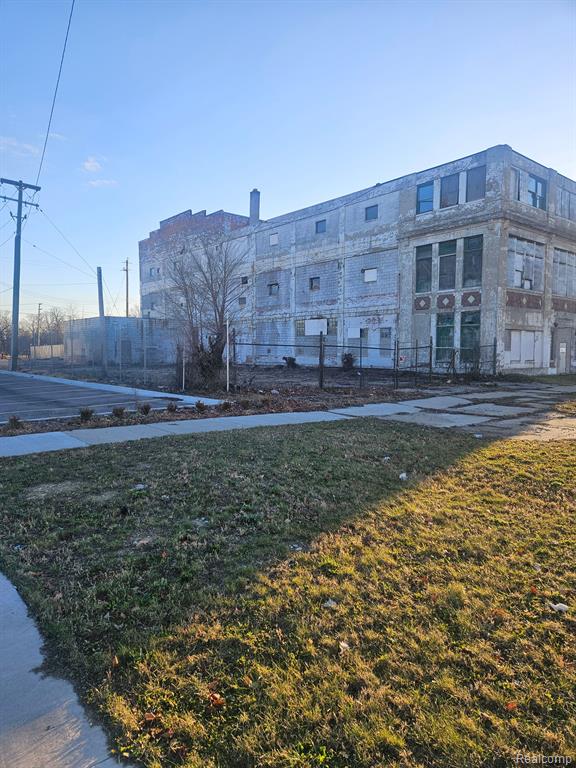 1625 E GRAND Boulevard - Photo 2