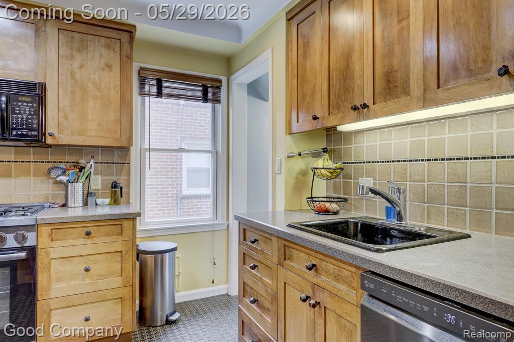 10074 Lincoln Drive, Huntington Woods, MI — Photo 22