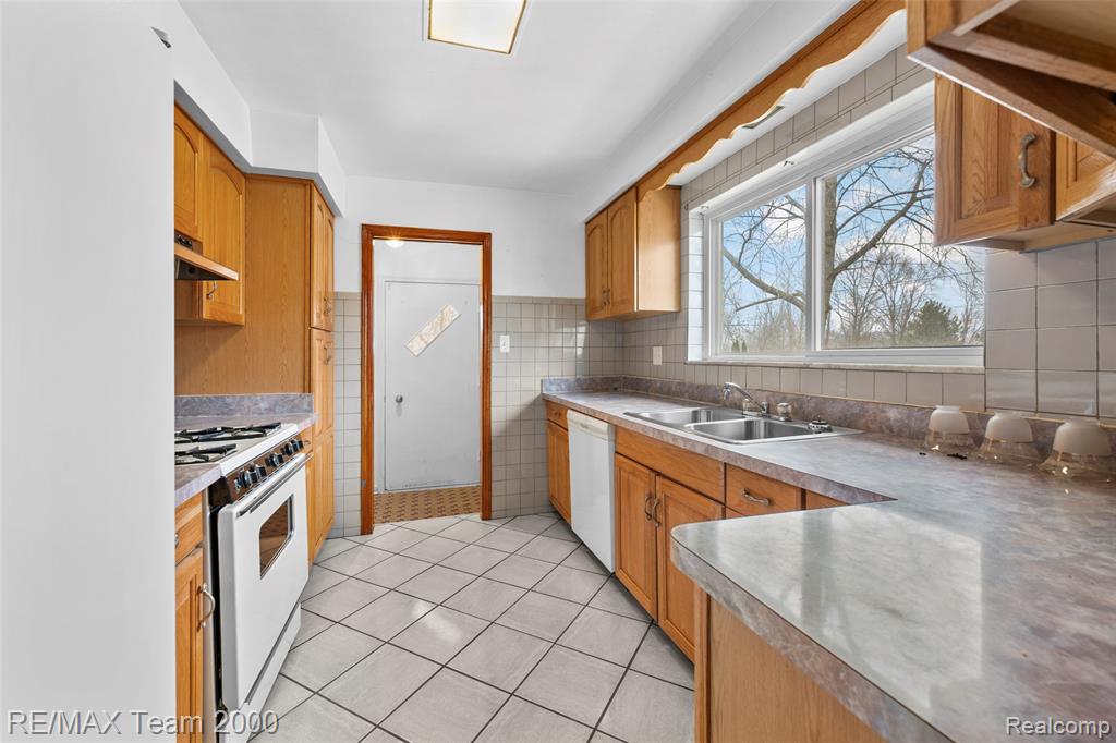 7638 N Gulley Road, Dearborn Heights, MI 48127 — Photo 19