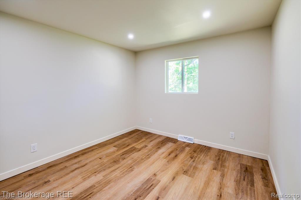 1401 Hillside Drive, Flint, MI 48532 — Photo 21