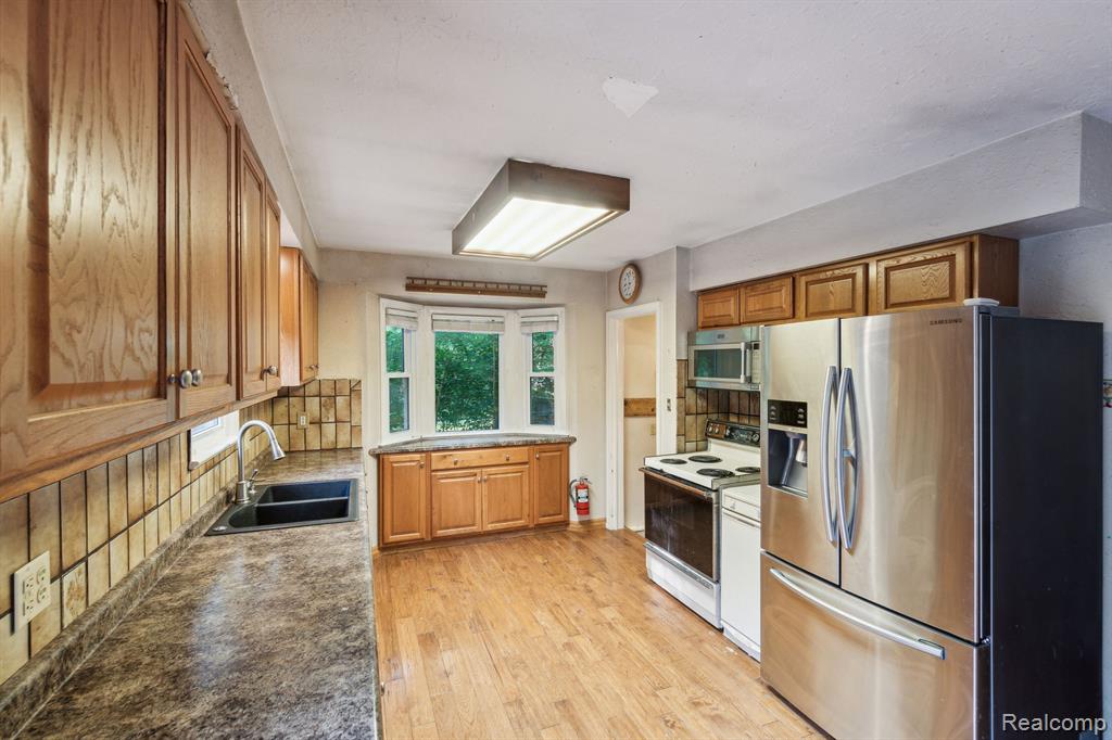 4311 FENTON Road, Flint, MI 48507 — Photo 11