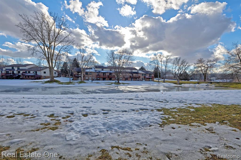 9045 E BLUEWATER Drive, Clarkston, MI 48348 — Photo 48