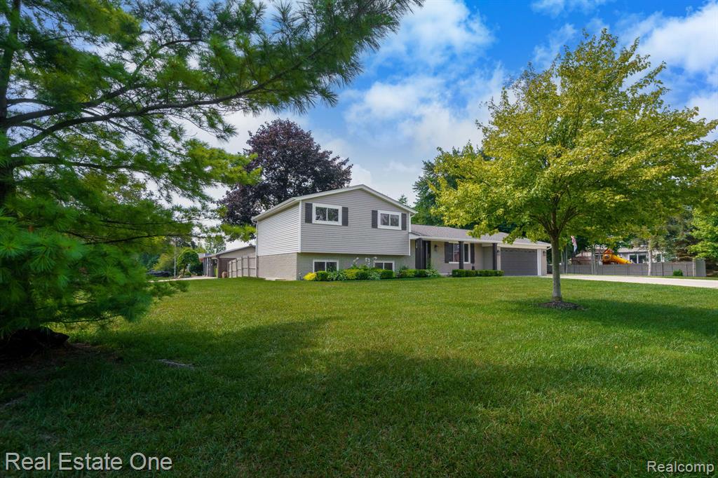 9545 Crown Ridge Drive, White Lake, MI — Photo 3