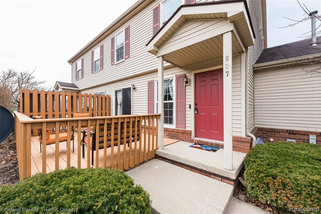 837 Oakwood Drive, Howell, MI 48843 — front exterior