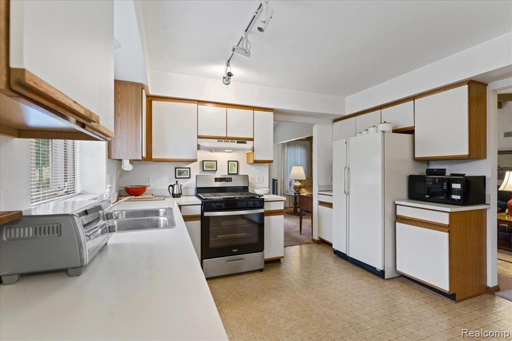 40643 WOODSIDE Drive, Clinton Twp, MI 48038 — Photo 9