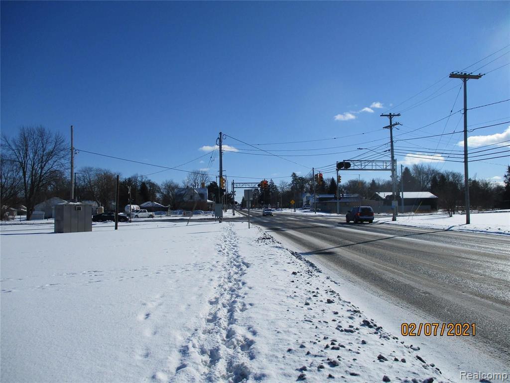 915 CORUNNA Avenue, Owosso, MI 48867 — Photo 2