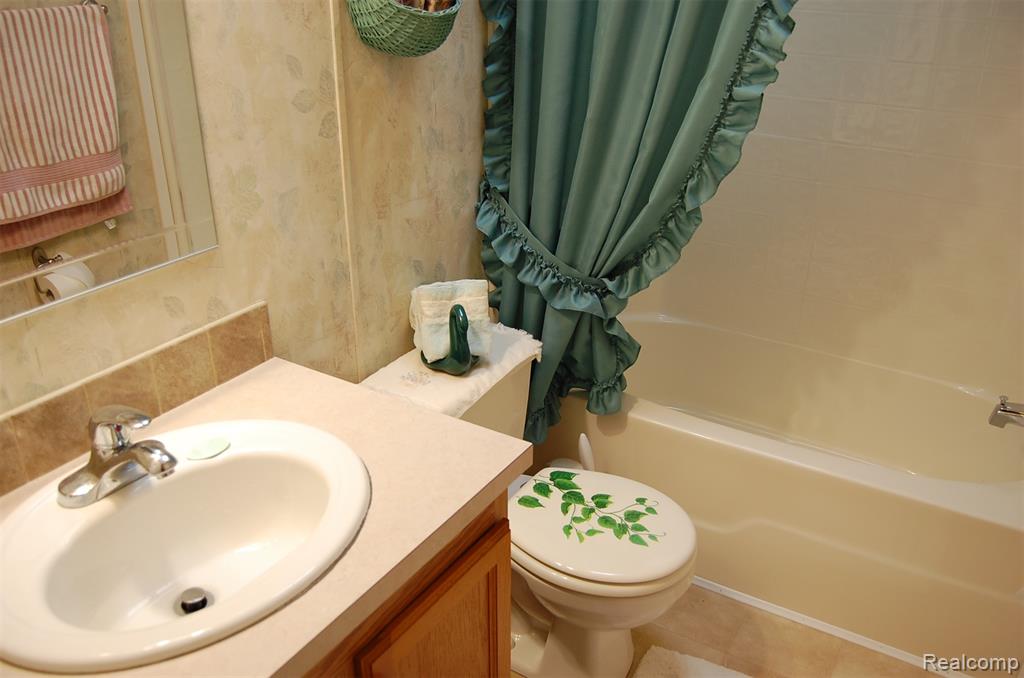 23166 Swallow, New Boston, MI 48164 — Photo 17