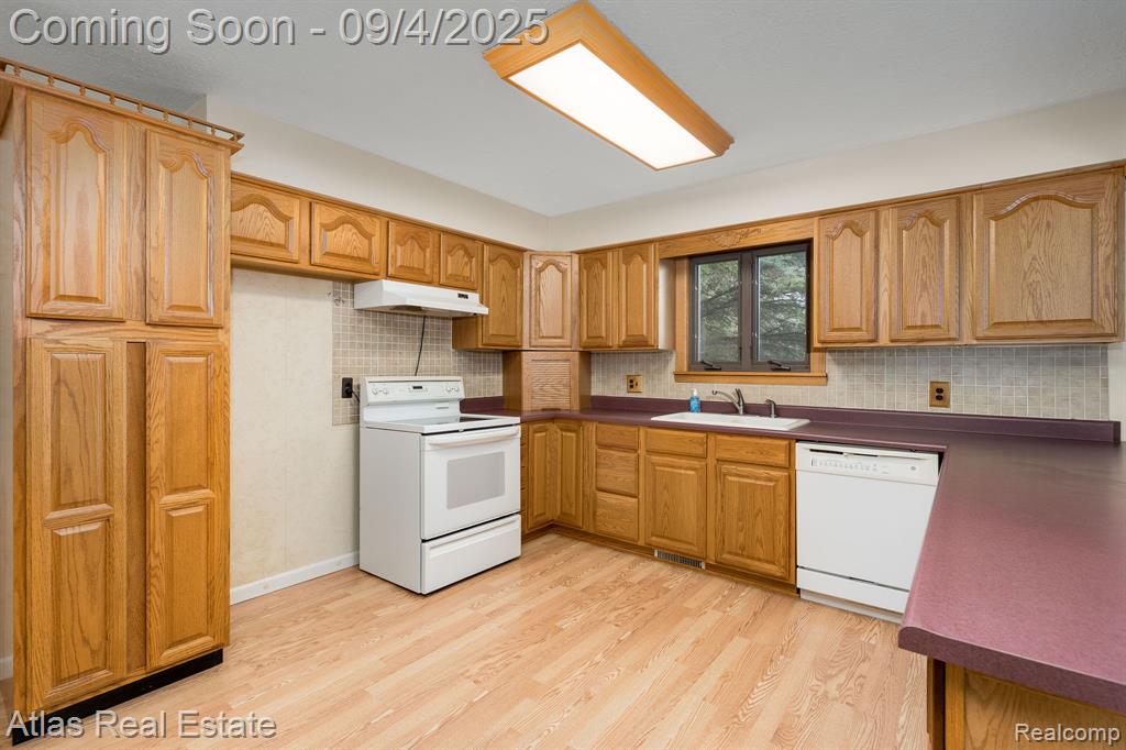 8557 Henderson Road, Goodrich Vlg, MI — Photo 21