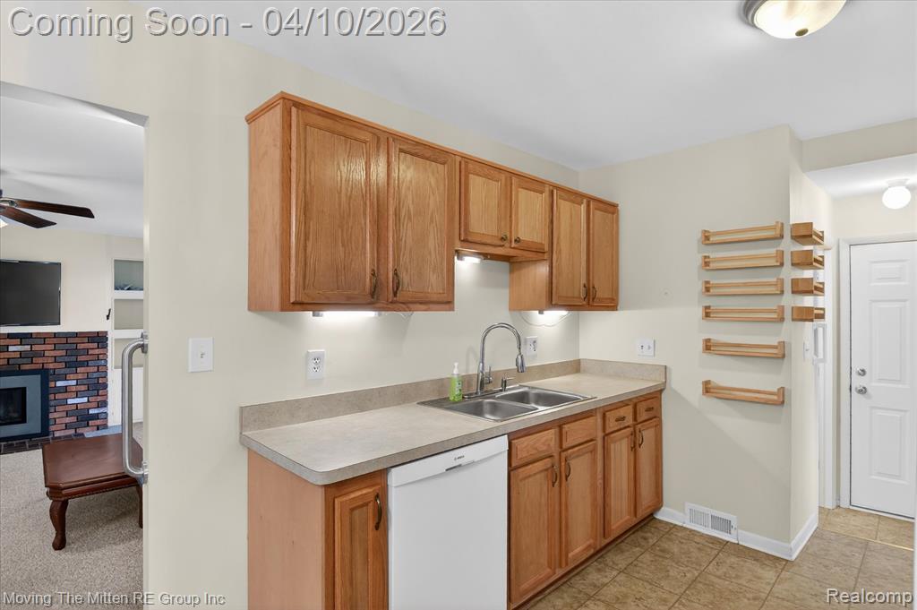 8672 Hemlock Court, Ypsilanti, MI 48198 — Photo 11