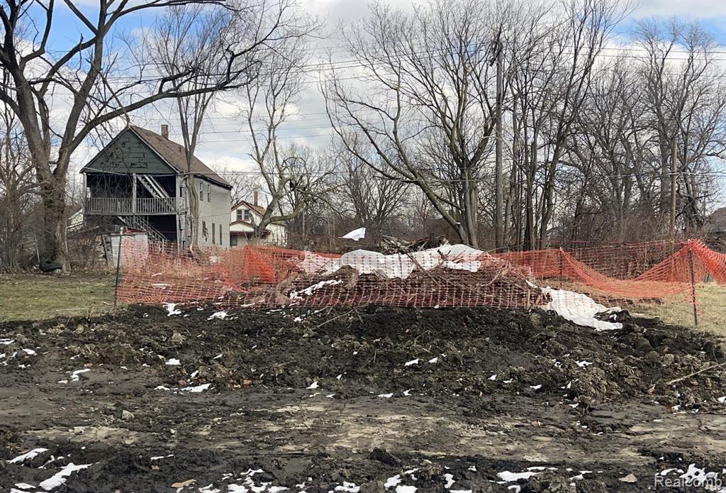 4742 Fischer Street, Detroit, MI 48214 — front exterior