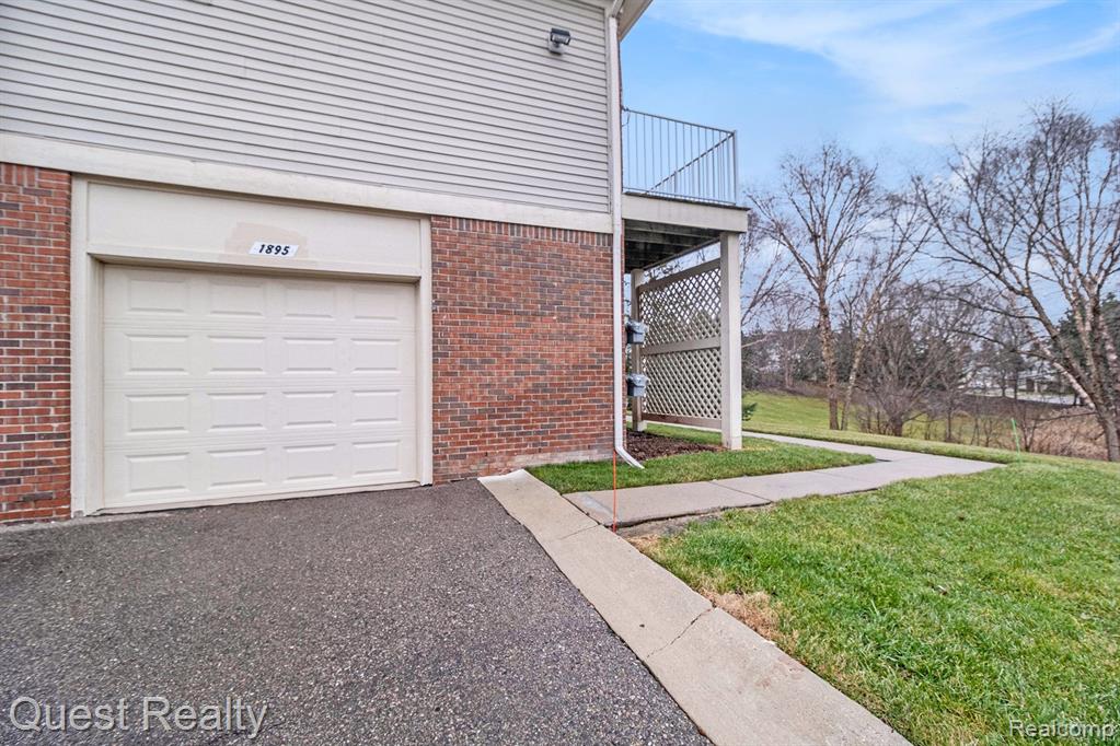 1895 FLAGSTONE Circle, Rochester, MI 48307 — Photo 27