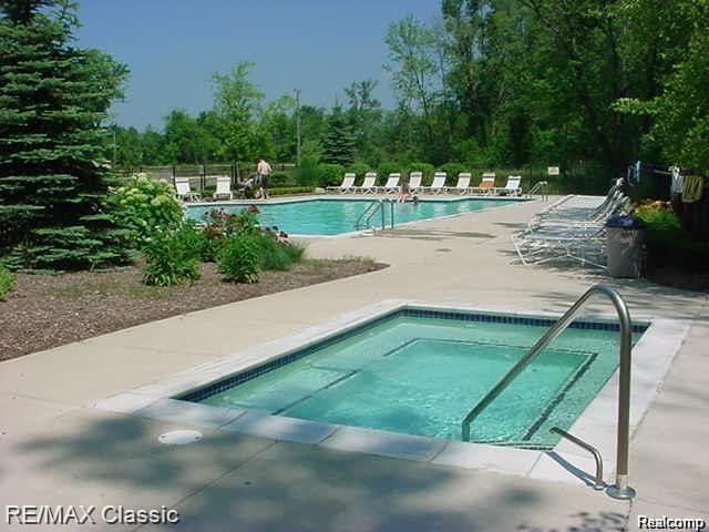 530 RED OAK Court, Walled Lake, MI 48390 — Photo 19
