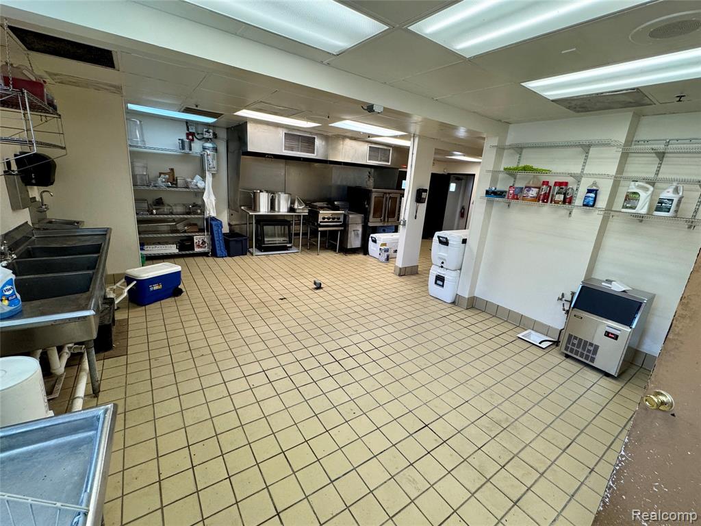 2156 W JEFFERSON Avenue, Trenton, MI, 48183