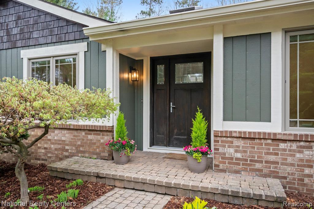 4049 PINESTEAD Drive, Commerce Twp, MI 48390 — Photo 2