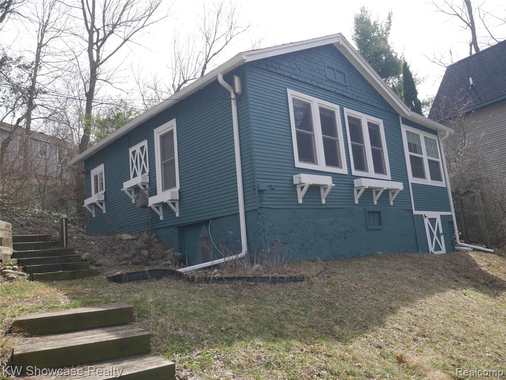 913 PEARSON Drive, Milford, MI 48381 — front exterior