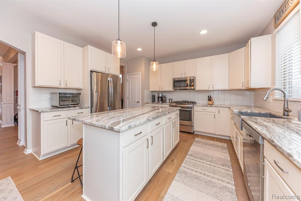 806 LAKE WOODS Drive, Canton, MI 48188 — Photo 16