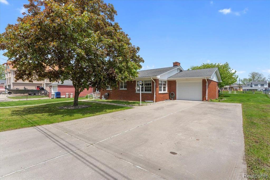30617 YOUNG Drive, Gibraltar, MI — Photo 2