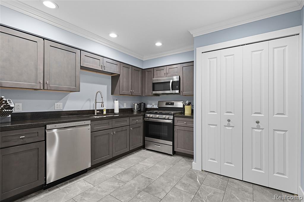 629 Ashley Circle, Rochester Hills, MI 48307 — Photo 8