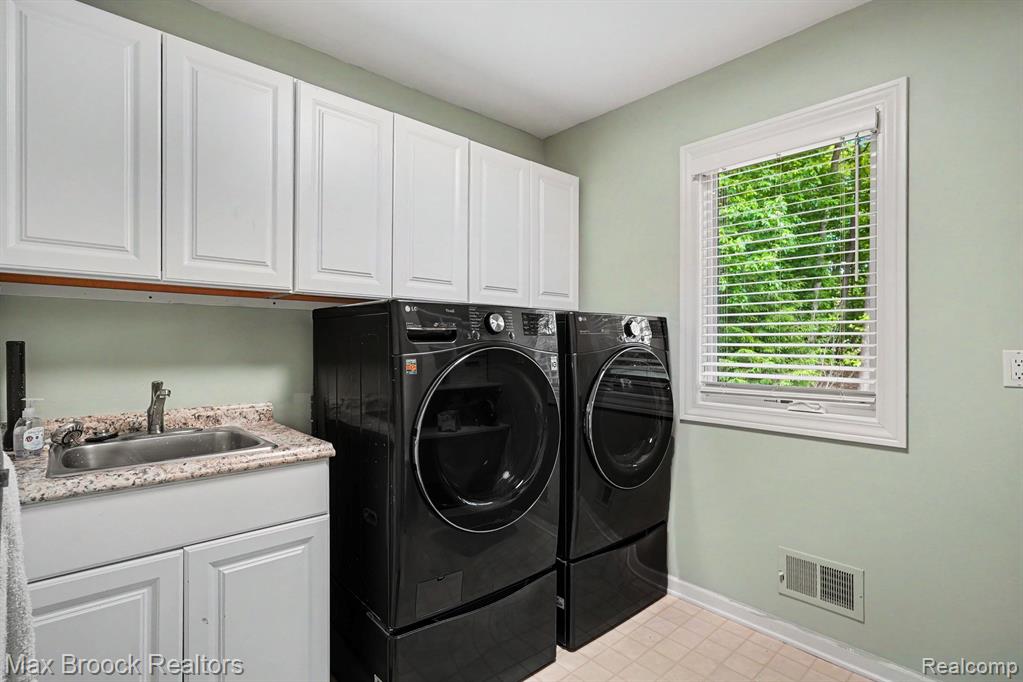 1300 Oak Hollow Drive, Milford, MI 48380 — Photo 40