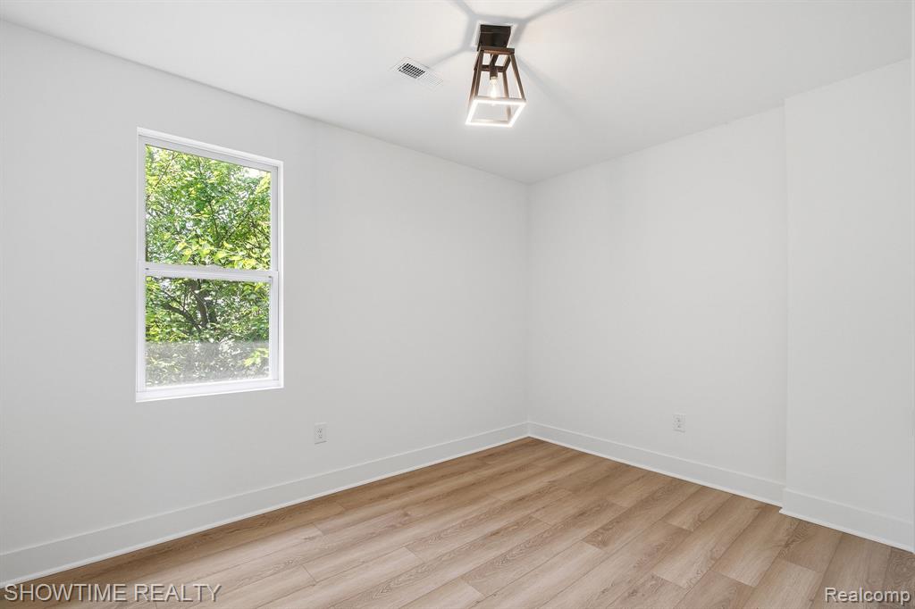 19320 Gaylord, Redford, MI 48240 — Photo 25
