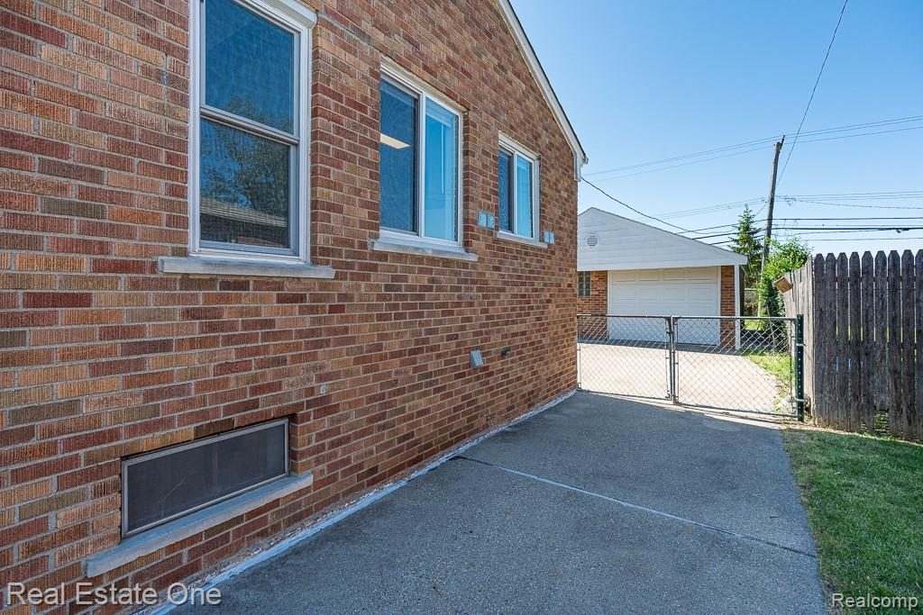 8272 Racine Road, Warren, MI 48093 — Photo 37