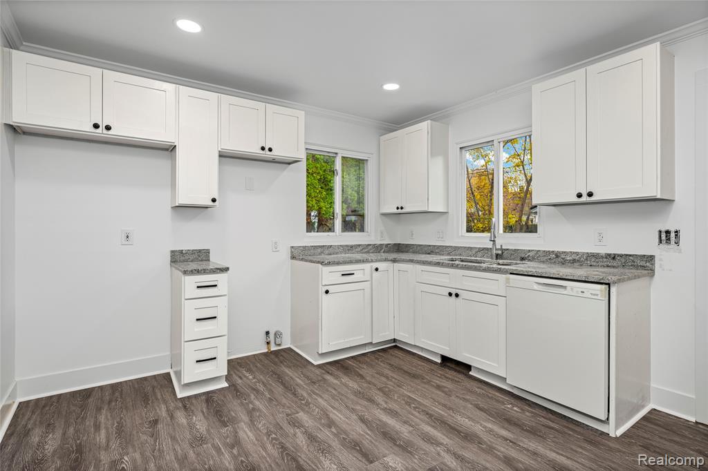 975 E Barrett Avenue, Madison Heights, MI 48071 — Photo 9