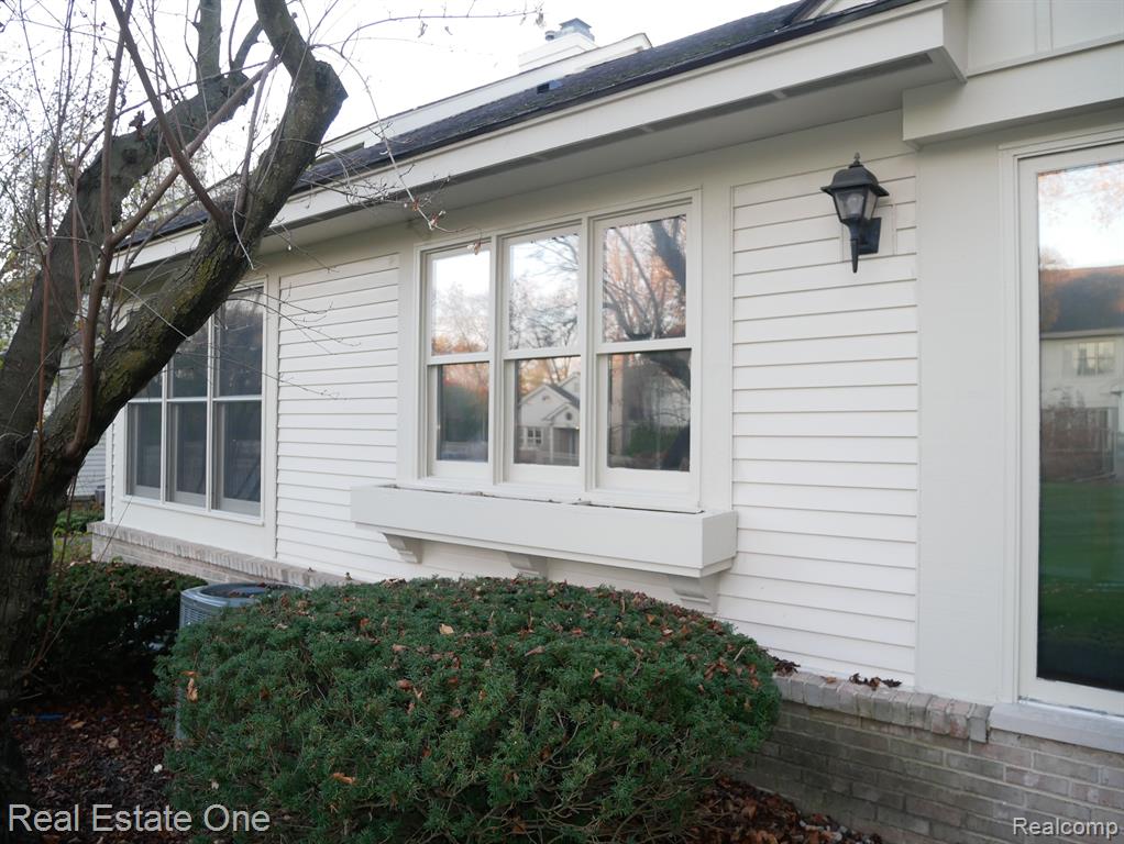 7383 SIMSBURY Drive, West Bloomfield, MI — Photo 4