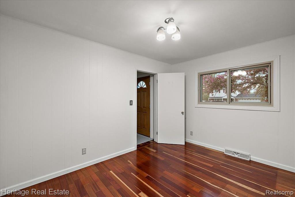 4887 CRESTBROOK Drive, Waterford, MI 48328 — Photo 15