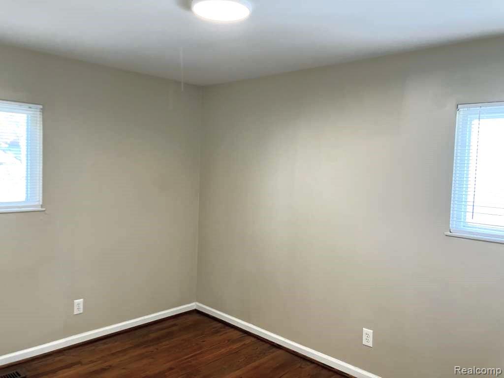 861 E DALLAS Avenue, Madison Heights, MI 48071 — Photo 20