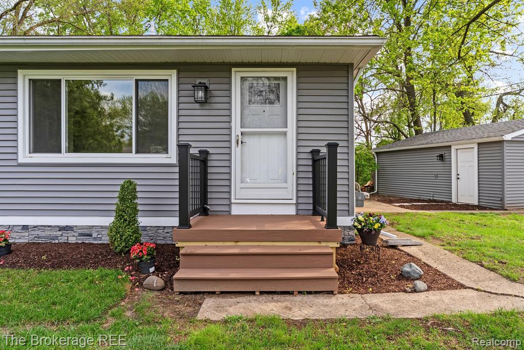 5857 BERKLEY Drive, Waterford, MI 48327 — Photo 3