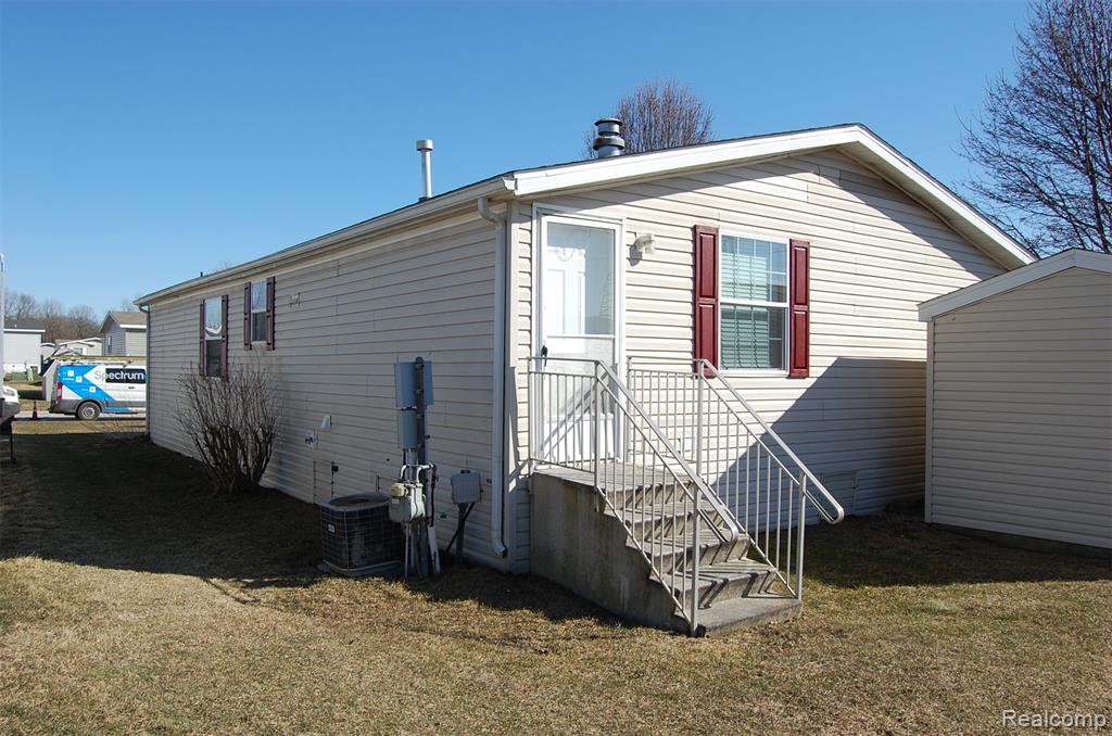 23166 Swallow, New Boston, MI 48164 — Photo 23