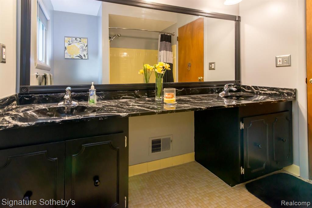 6279 WALKER Court, Troy, MI 48085 — Photo 26