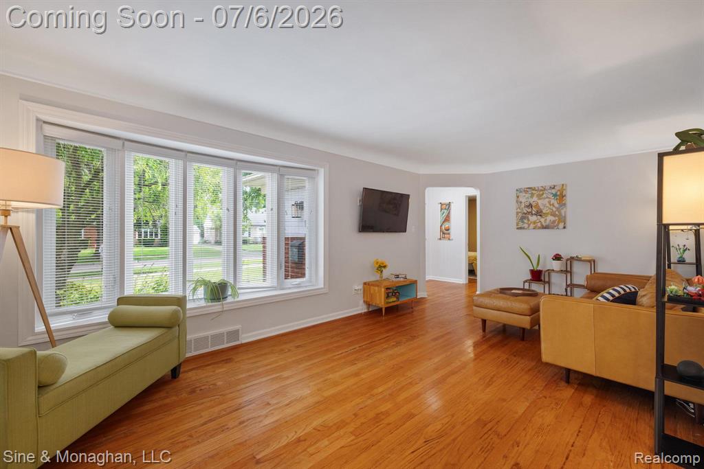 977 ROSLYN Road, Grosse Pointe Woods, MI 48236 — Photo 6