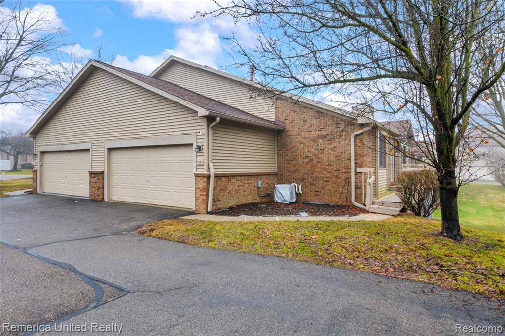 7968 Lawrence, West Bloomfield, MI — Photo 40