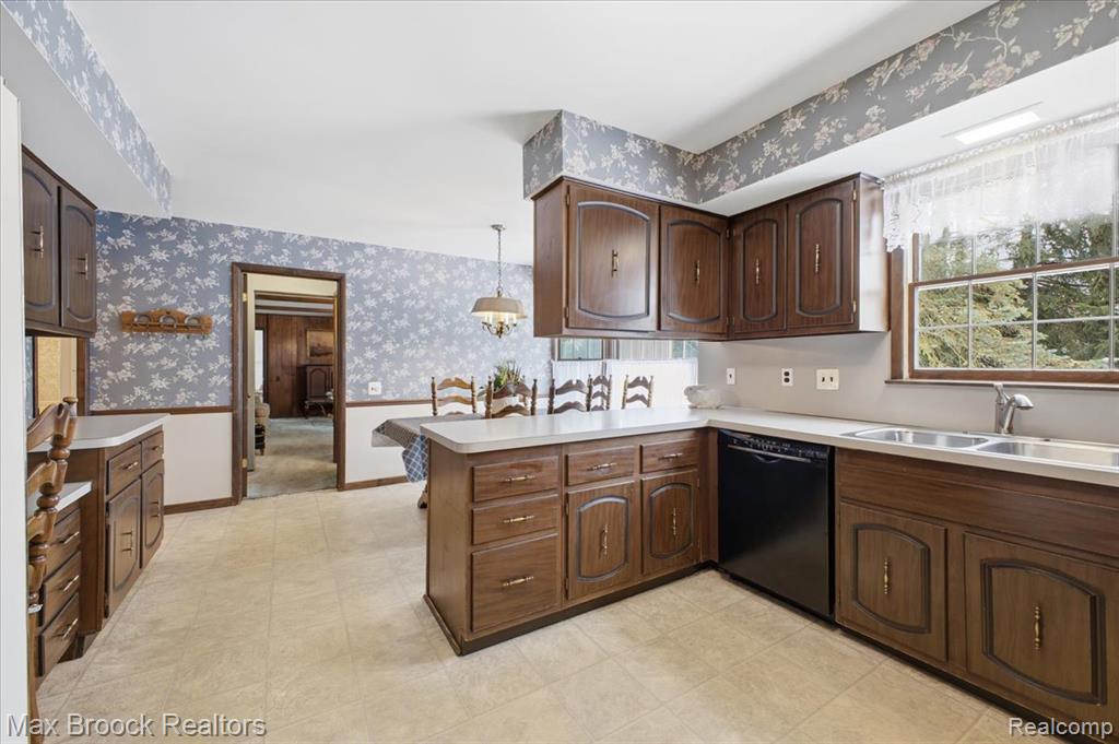 5956 Pinecroft Drive, West Bloomfield, MI — Photo 18