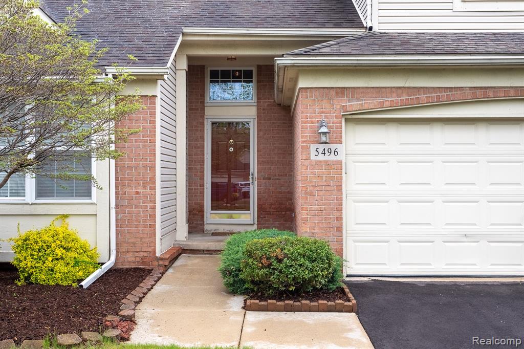 5496 GREENWAY Drive, 48, Trenton, MI 48183 — Photo 2