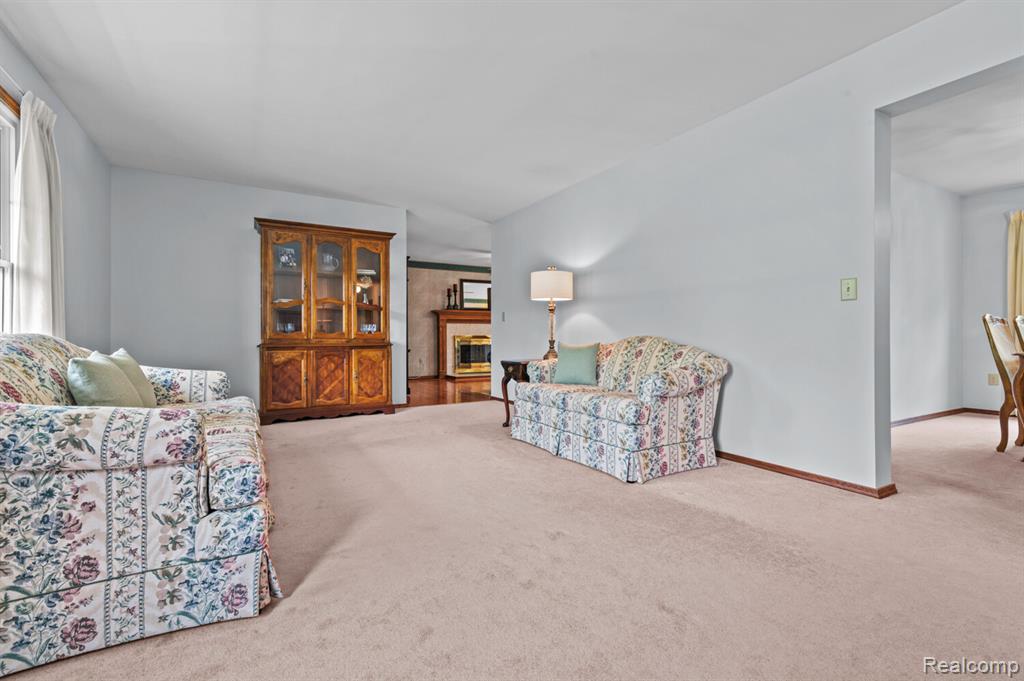9076 Wildwood Lake Dr, Whitmore Lake, MI 48189 — Photo 4